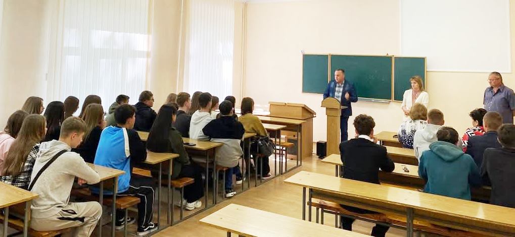 Декан факультету спілкується з абітурієнтами